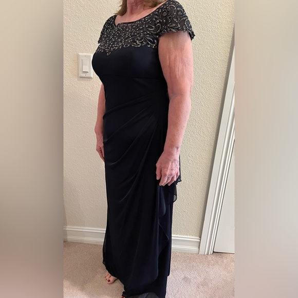 Long evening gown navy blue size 14P - Picture 14 of 14